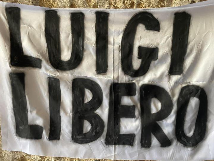 strisce con la scritta luigi libero